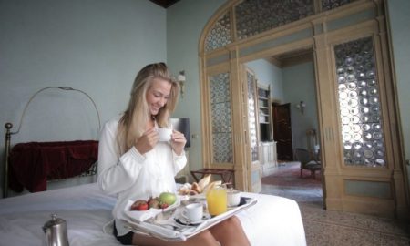 How to eat healthy while staying in a hotel?